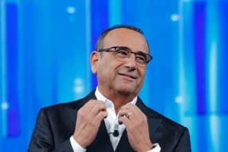 Studio televisivo rai con palco, luci e pubblico durante una prima serata di intrattenimento