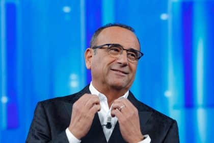 Studio televisivo rai con palco, luci e pubblico durante una prima serata di intrattenimento