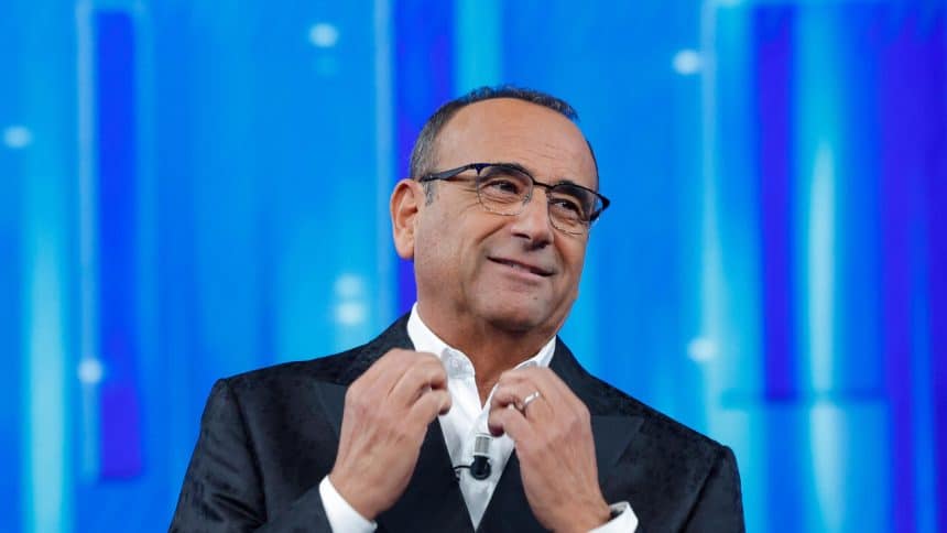 Studio televisivo rai con palco, luci e pubblico durante una prima serata di intrattenimento