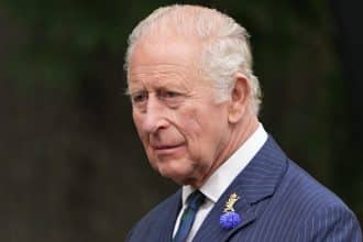 Re carlo e il principe harry durante un evento pubblico della famiglia reale britannica