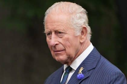 Re carlo e il principe harry durante un evento pubblico della famiglia reale britannica