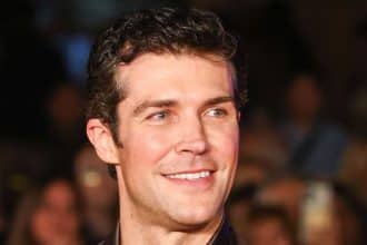 Roberto bolle in scena durante una performance di danza classica su un palcoscenico teatrale