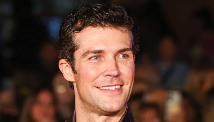 Roberto bolle in scena durante una performance di danza classica su un palcoscenico teatrale