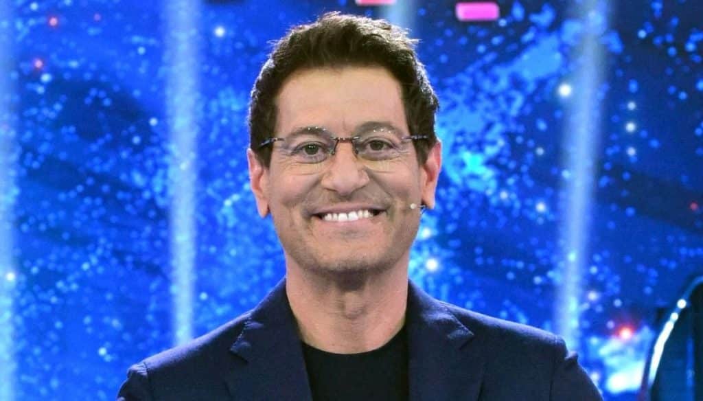 Enrico papi conduce la finale di sarabanda celebrity su italia 1