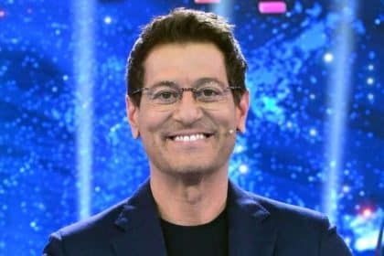 Enrico papi conduce la finale di sarabanda celebrity su italia 1