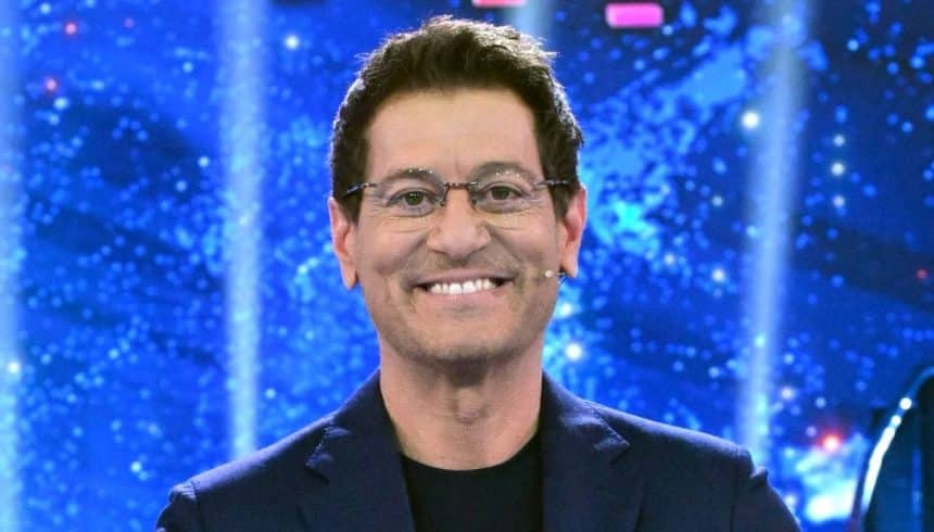 Enrico papi conduce la finale di sarabanda celebrity su italia 1