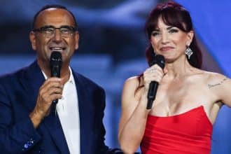 Carlo conti e andrea delogu sul palco di tim summer hits 2026 a roma