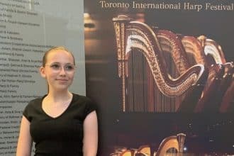 La giovane arpista triestina tina pantaleo durante un’esibizione musicale