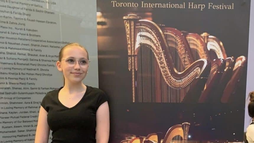 La giovane arpista triestina tina pantaleo durante un’esibizione musicale