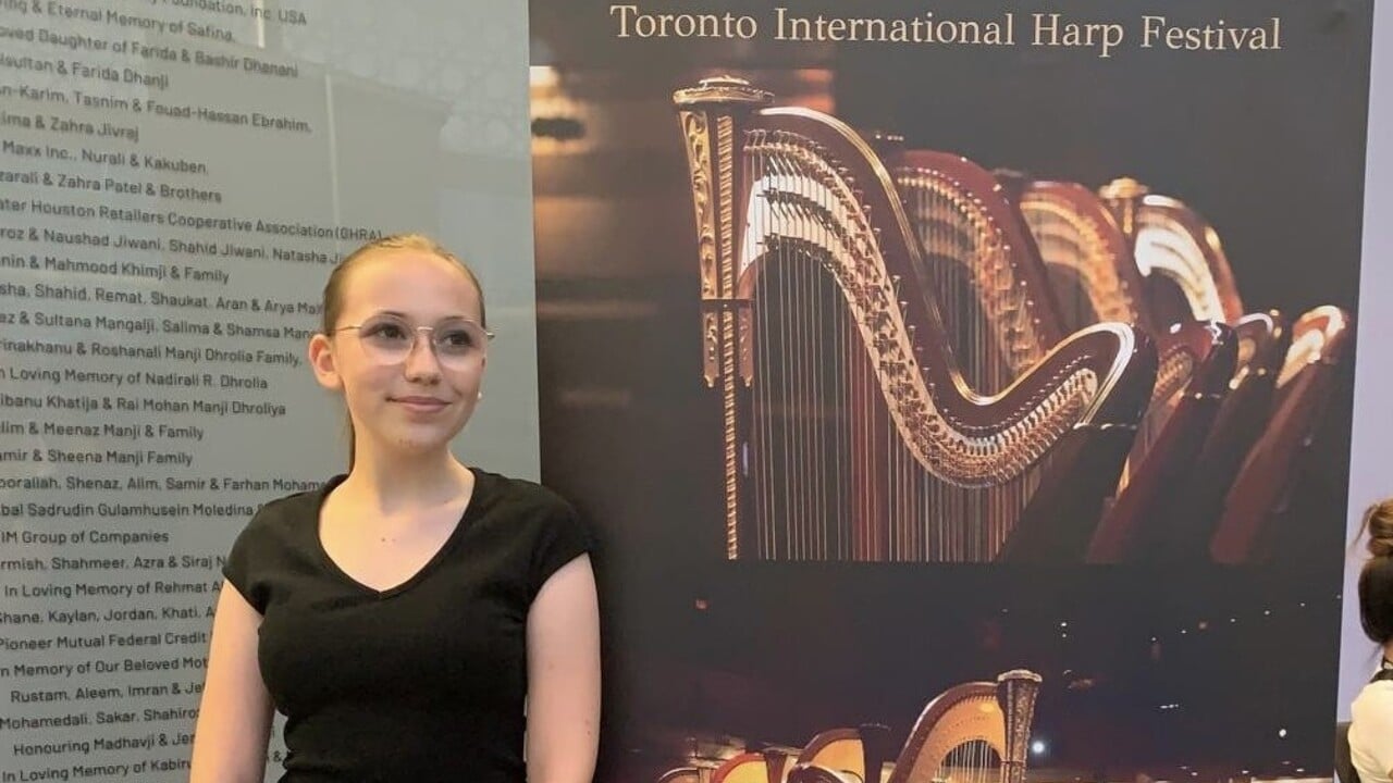La giovane arpista triestina tina pantaleo durante un’esibizione musicale