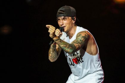 Ultimo sul palco durante un concerto davanti al pubblico in una grande arena all’aperto