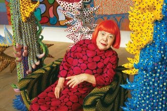 Yayoi kusama: perché usava i pois e cosa significano davvero le infinity mirror roomsi pois di yayoi kusama non erano una semplice firma estetica. Servivano a trasformare una superficie, un oggetto e perfino il corpo umano in qualcosa che sembrasse perdere i propri confini e fondersi con uno spazio potenzialmente infinito.