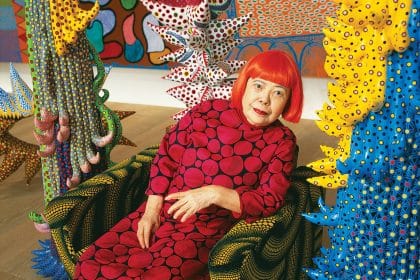Yayoi kusama: perché usava i pois e cosa significano davvero le infinity mirror roomsi pois di yayoi kusama non erano una semplice firma estetica. Servivano a trasformare una superficie, un oggetto e perfino il corpo umano in qualcosa che sembrasse perdere i propri confini e fondersi con uno spazio potenzialmente infinito.