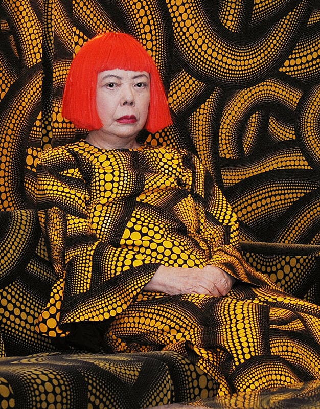 Yayoi kusama: perché usava i pois e cosa significano davvero le infinity mirror roomsi pois di yayoi kusama non erano una semplice firma estetica. Servivano a trasformare una superficie, un oggetto e perfino il corpo umano in qualcosa che sembrasse perdere i propri confini e fondersi con uno spazio potenzialmente infinito.