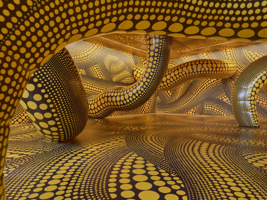 Yayoi kusama: perché usava i pois e cosa significano davvero le infinity mirror roomsi pois di yayoi kusama non erano una semplice firma estetica. Servivano a trasformare una superficie, un oggetto e perfino il corpo umano in qualcosa che sembrasse perdere i propri confini e fondersi con uno spazio potenzialmente infinito.