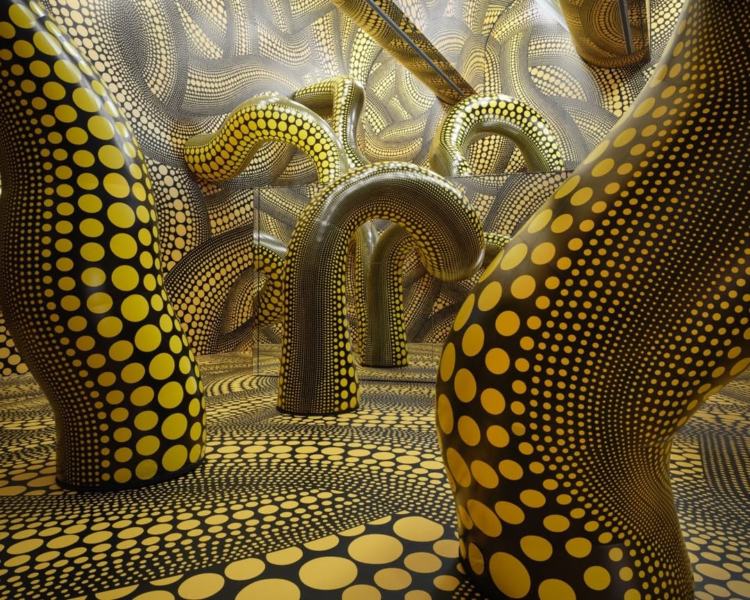 Yayoi kusama: perché usava i pois e cosa significano davvero le infinity mirror roomsi pois di yayoi kusama non erano una semplice firma estetica. Servivano a trasformare una superficie, un oggetto e perfino il corpo umano in qualcosa che sembrasse perdere i propri confini e fondersi con uno spazio potenzialmente infinito.