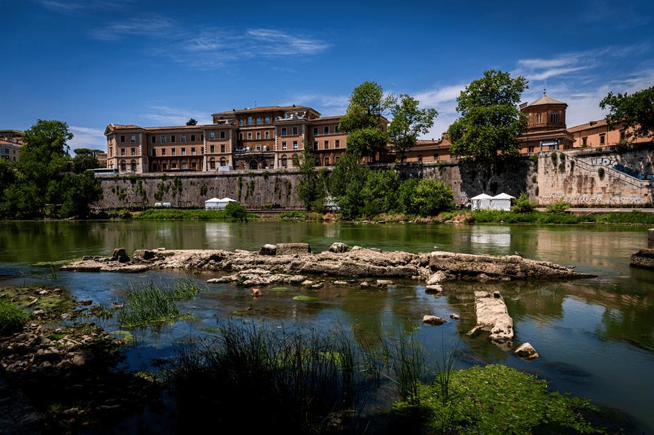 Cosa c’è sul fondo del tevere a roma? Ponti, rovine e reperti della città sommersa