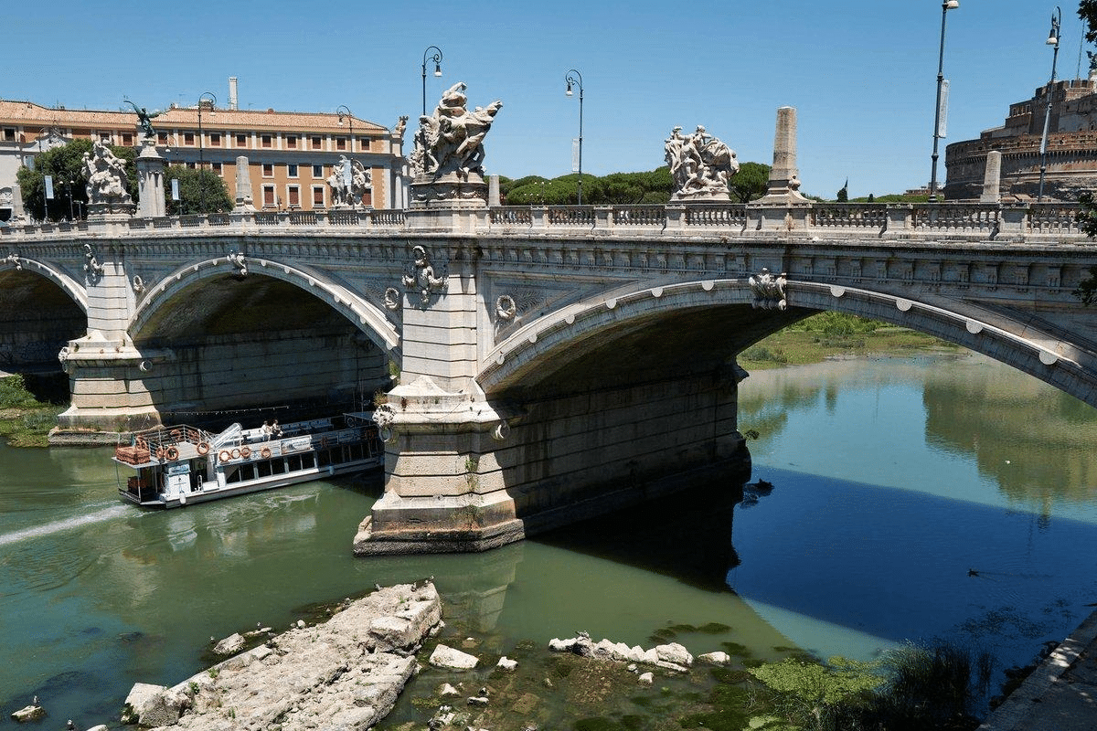 Cosa c’è sul fondo del tevere a roma? Ponti, rovine e reperti della città sommersa