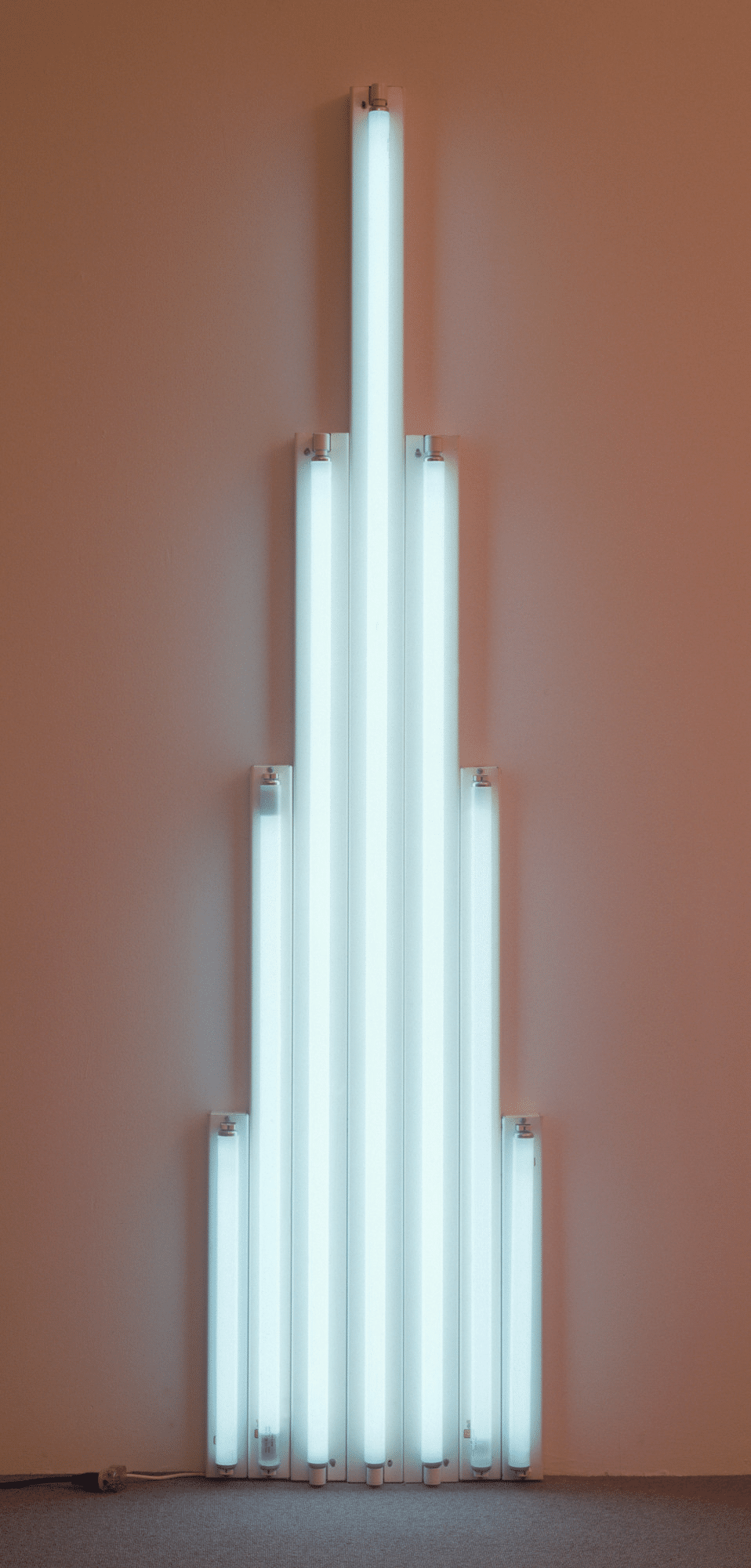 Dan flavin usava il neon? Perché scelse le lampade fluorescenti