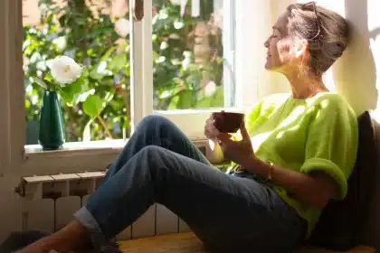 Persona seduta durante una pausa, immagine associata al concetto olandese del niksen