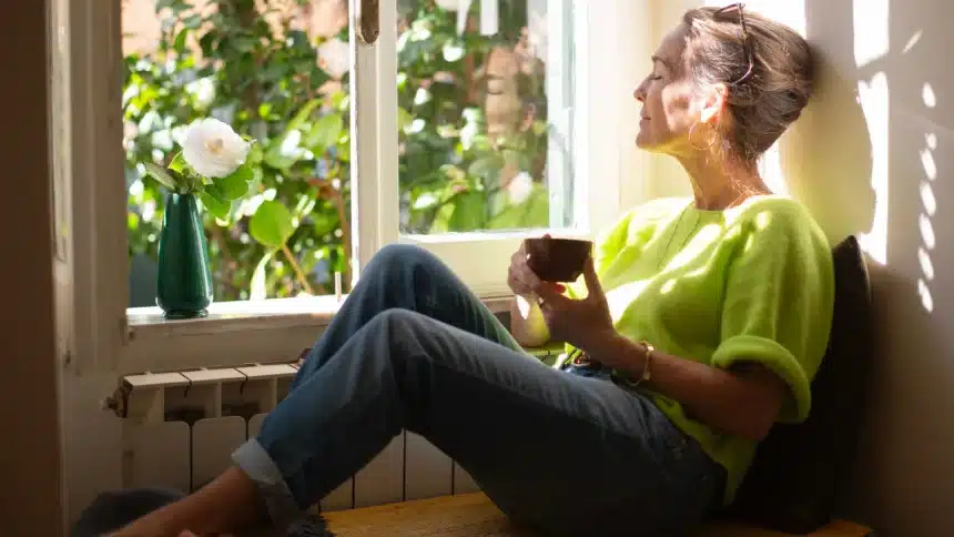 Persona seduta durante una pausa, immagine associata al concetto olandese del niksen