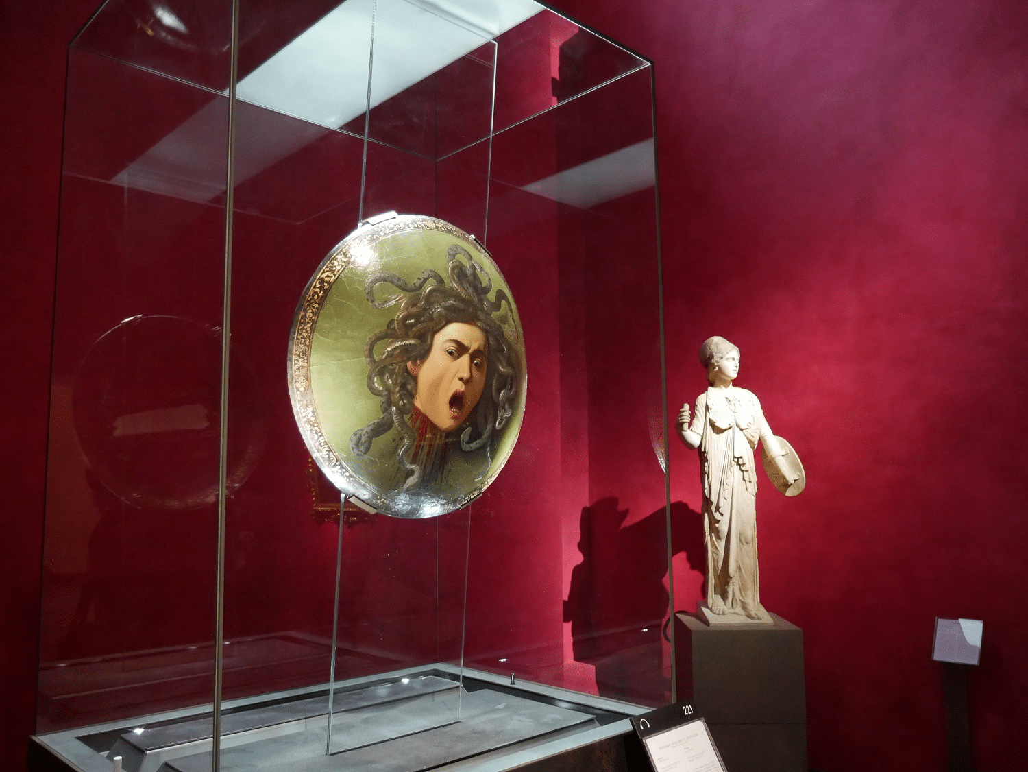 Perché caravaggio dipinse medusa? La storia dello scudo più inquietante degli uffizi