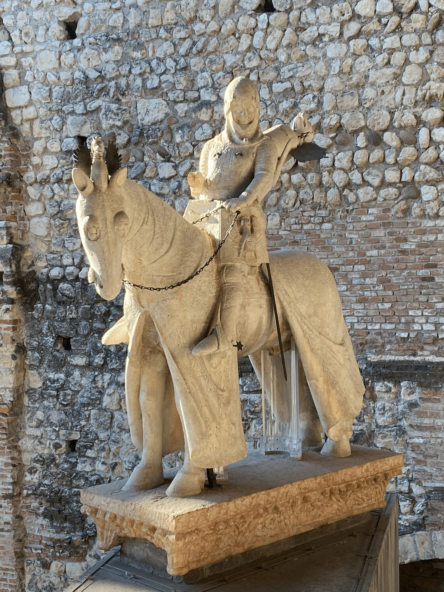 Perché la statua di cangrande sorride? Il significato del sorriso a castelvecchio