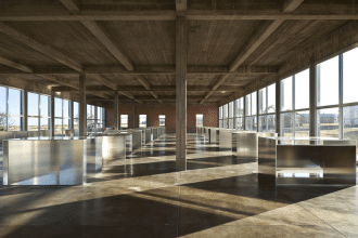 Perché le 100 scatole di donald judd a marfa sono uguali fuori e diverse dentro?