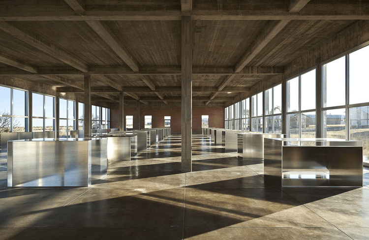 Perché le 100 scatole di donald judd a marfa sono uguali fuori e diverse dentro?