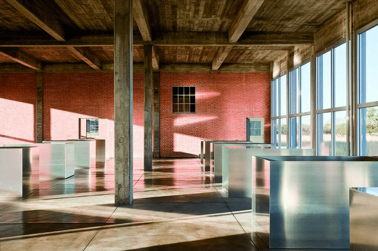 Perché le 100 scatole di donald judd a marfa sono uguali fuori e diverse dentro?