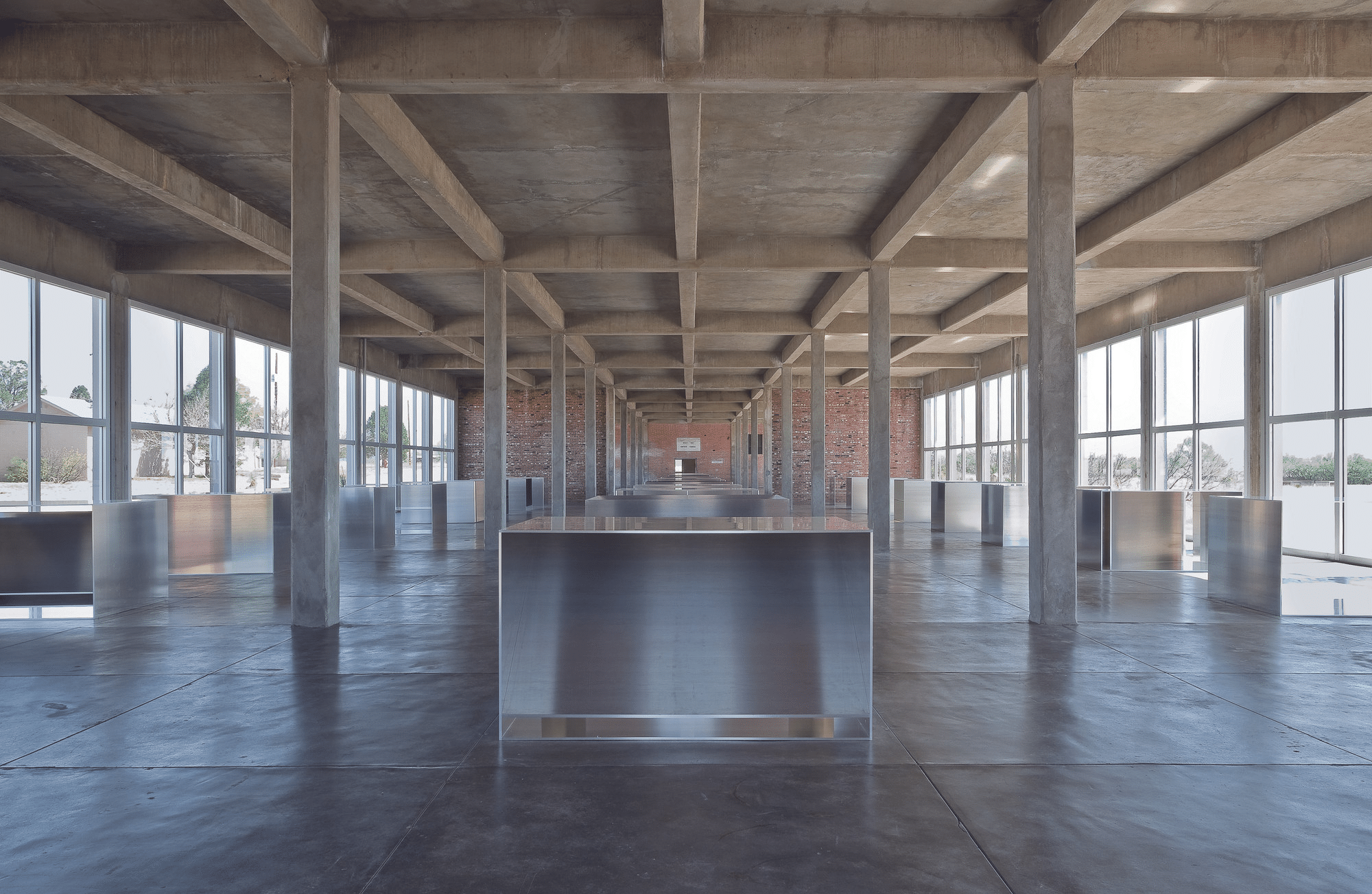 Perché le 100 scatole di donald judd a marfa sono uguali fuori e diverse dentro?