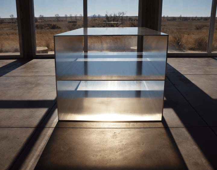 Perché le 100 scatole di donald judd a marfa sono uguali fuori e diverse dentro?