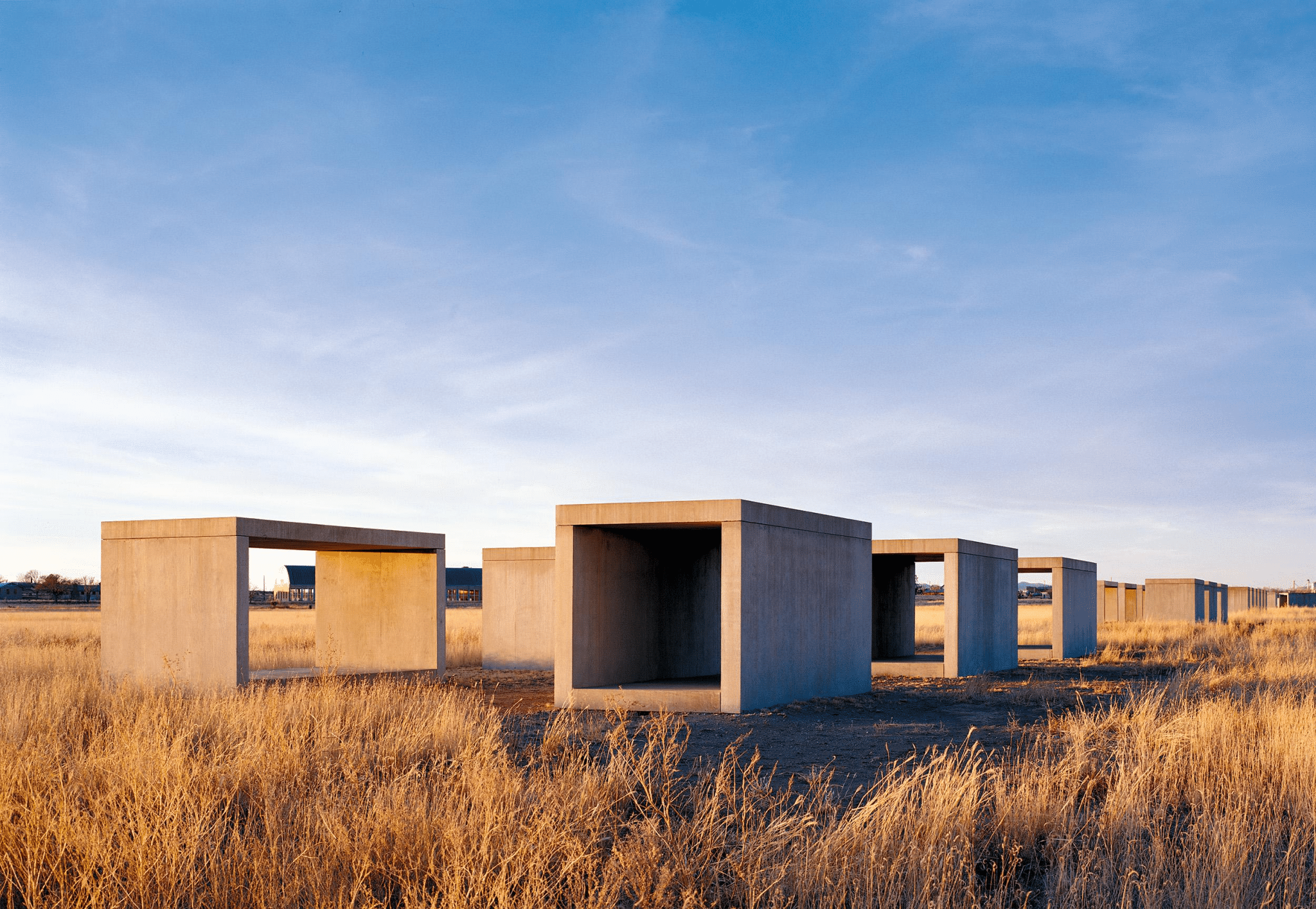 Perché le 100 scatole di donald judd a marfa sono uguali fuori e diverse dentro?