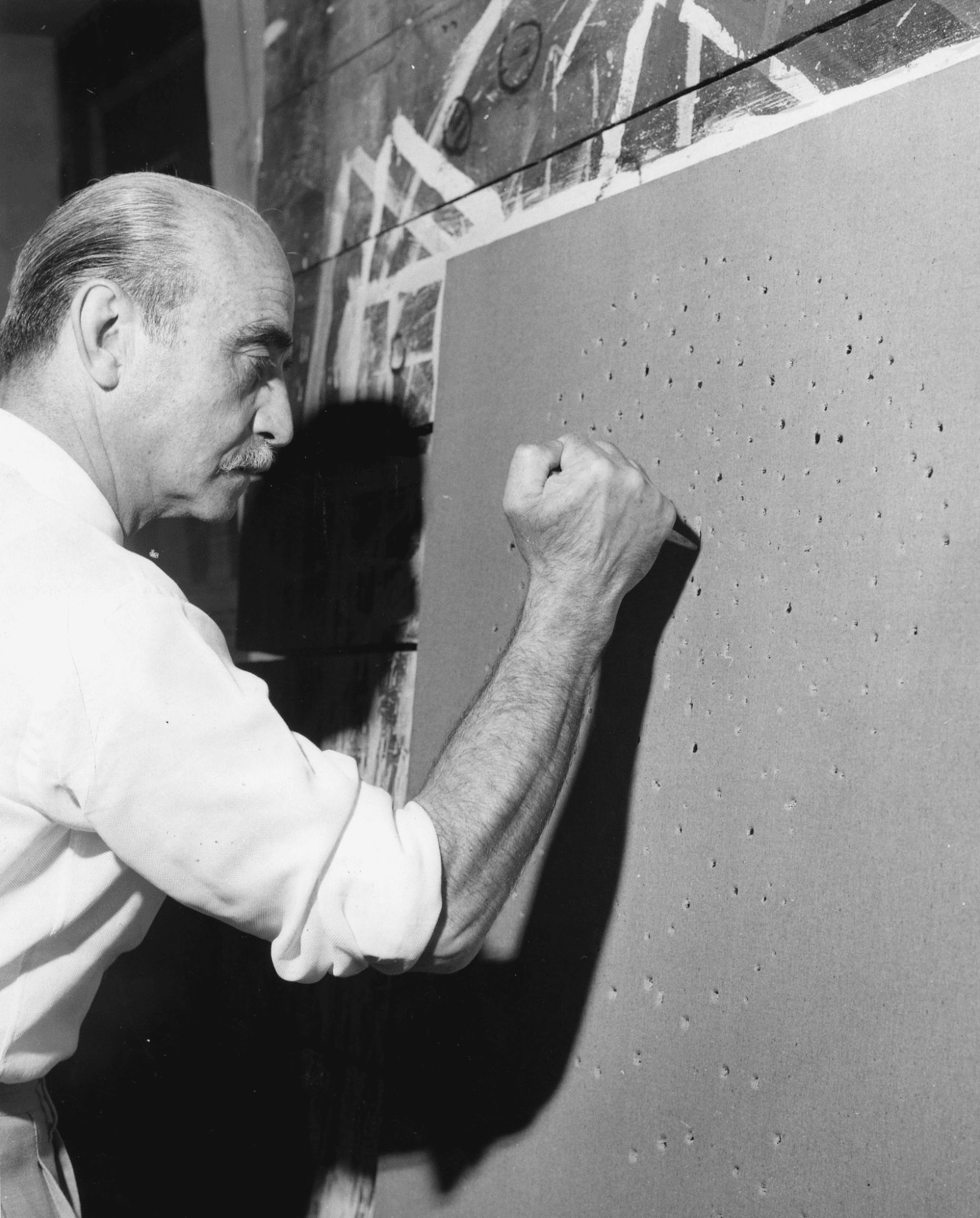 Perché lucio fontana tagliava le tele? Il significato dei suoi tagli Perché lucio fontana tagliava le tele? Il significato dei suoi tagli