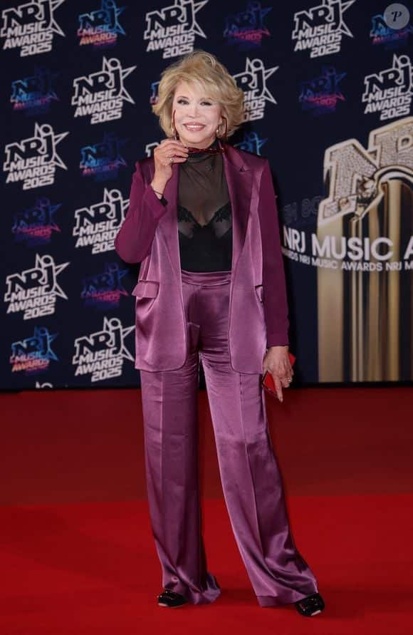 Amanda lear accusa miley cyrus di plagio: cosa c’è dietro redlights e the sphinx? Amanda lear, cantante e icona della disco music