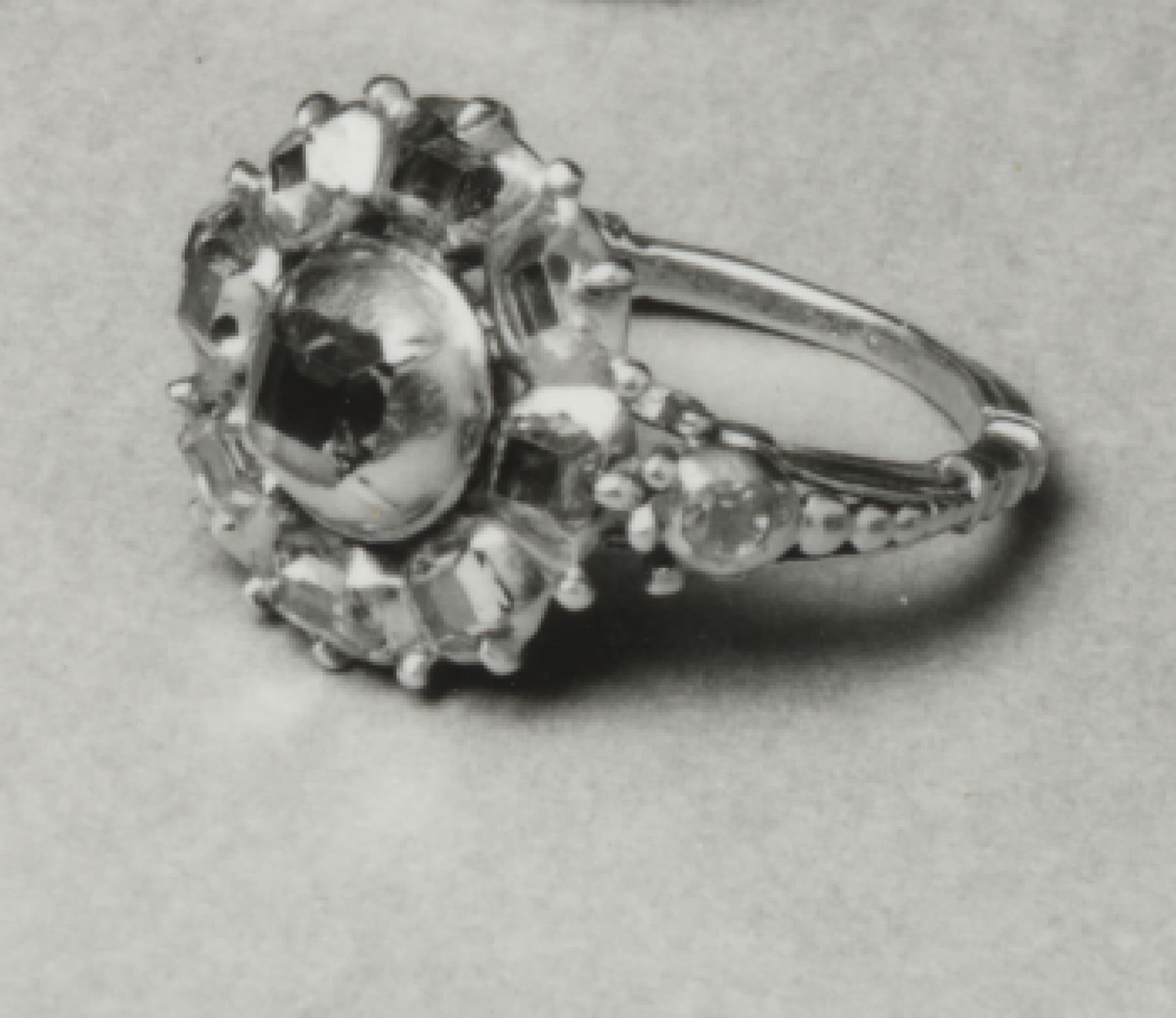 Anello italiano del xviii secolo in oro con paste tagliate