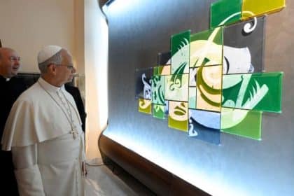 Papa leone xiv davanti a un'opera della mostra aqva alla biblioteca apostolica vaticana