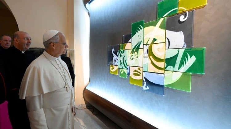 Papa leone xiv davanti a un'opera della mostra aqva alla biblioteca apostolica vaticana