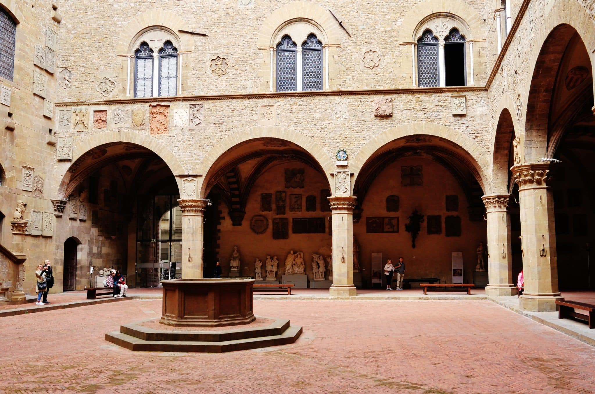 Bargello aperto di sera a ottobre 2026: date, orari e biglietti Cortile del museo nazionale del bargello a firenze