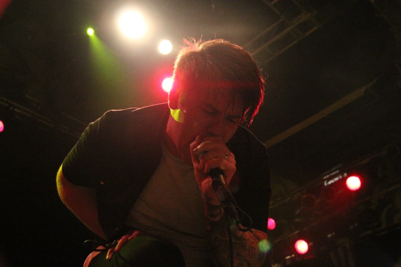 Caleb shomo dei beartooth durante un concerto