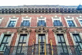 Facciata del museo bagatti valsecchi a milano, sede della mostra bertozzi & casoni 2026