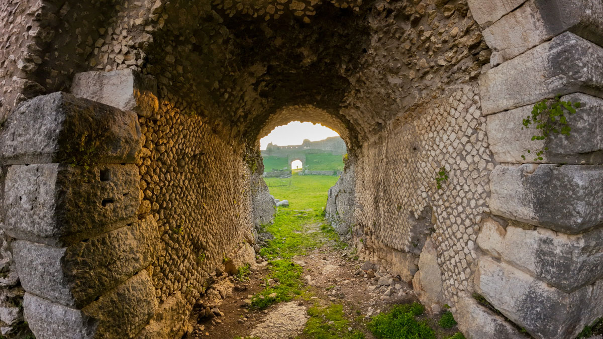 Ingresso dell'anfiteatro romano nel parco archeologico di casinum a cassino