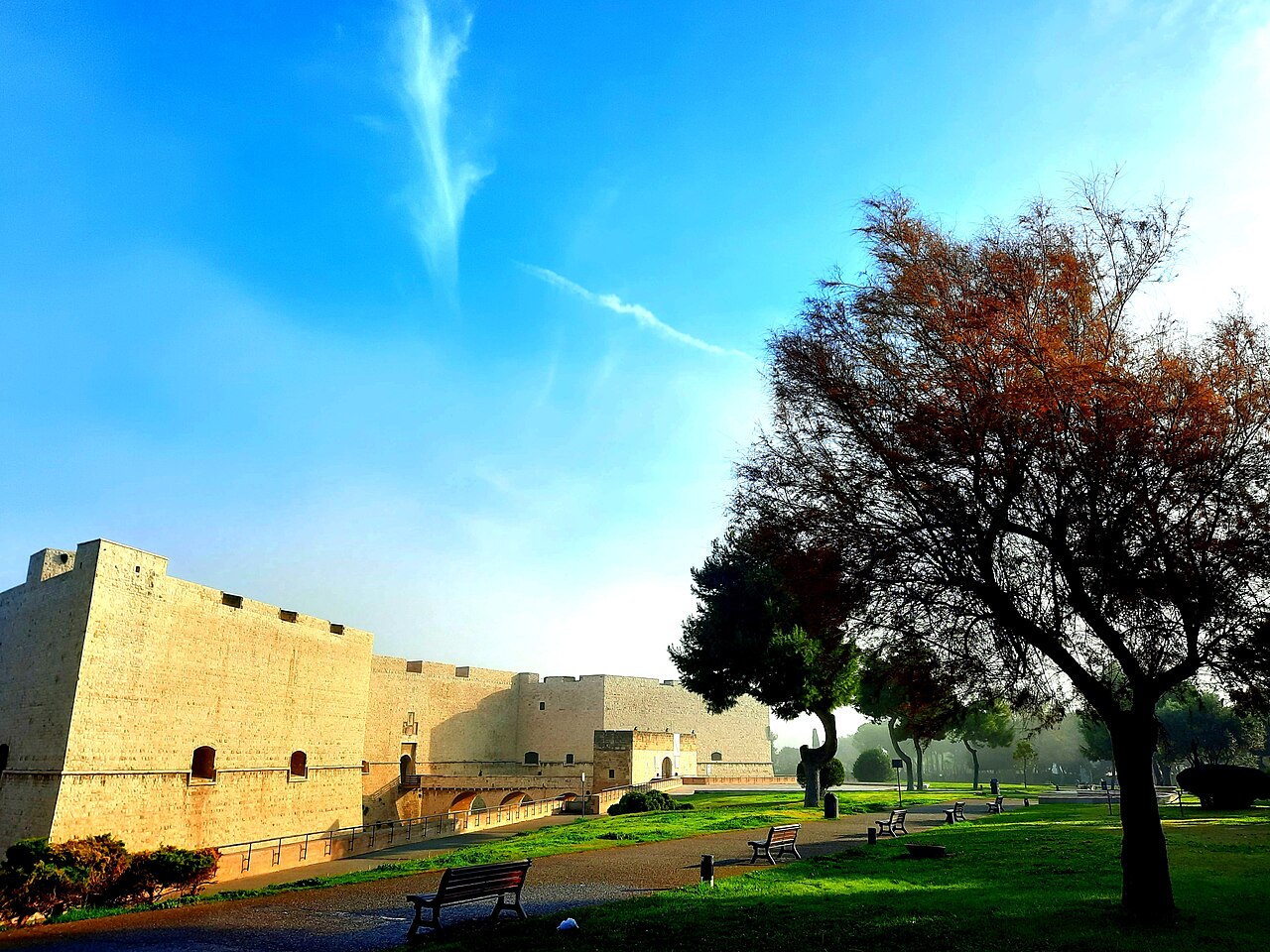 Castello di barletta e fossato, sede del concerto di riccardo cocciante
