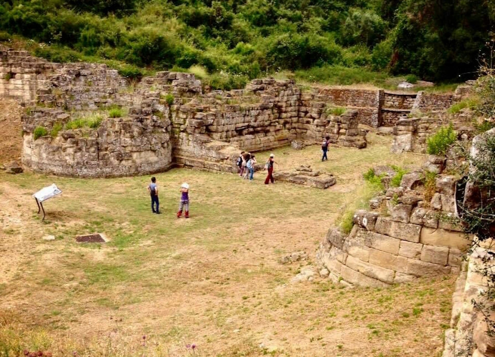 Fortificazioni del sito archeologico di castiglione di paludi