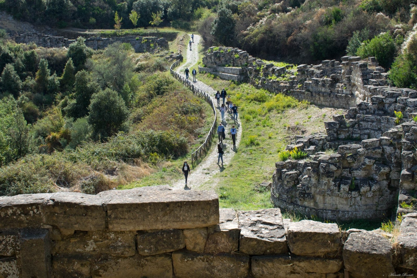 Percorso tra le mura antiche di castiglione di paludi