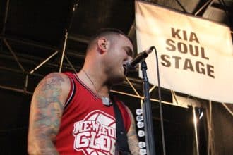 Chad gilbert dei new found glory durante il warped tour 2012