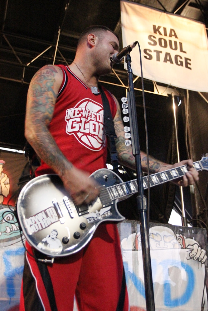 Chad gilbert dei new found glory durante il warped tour 2012