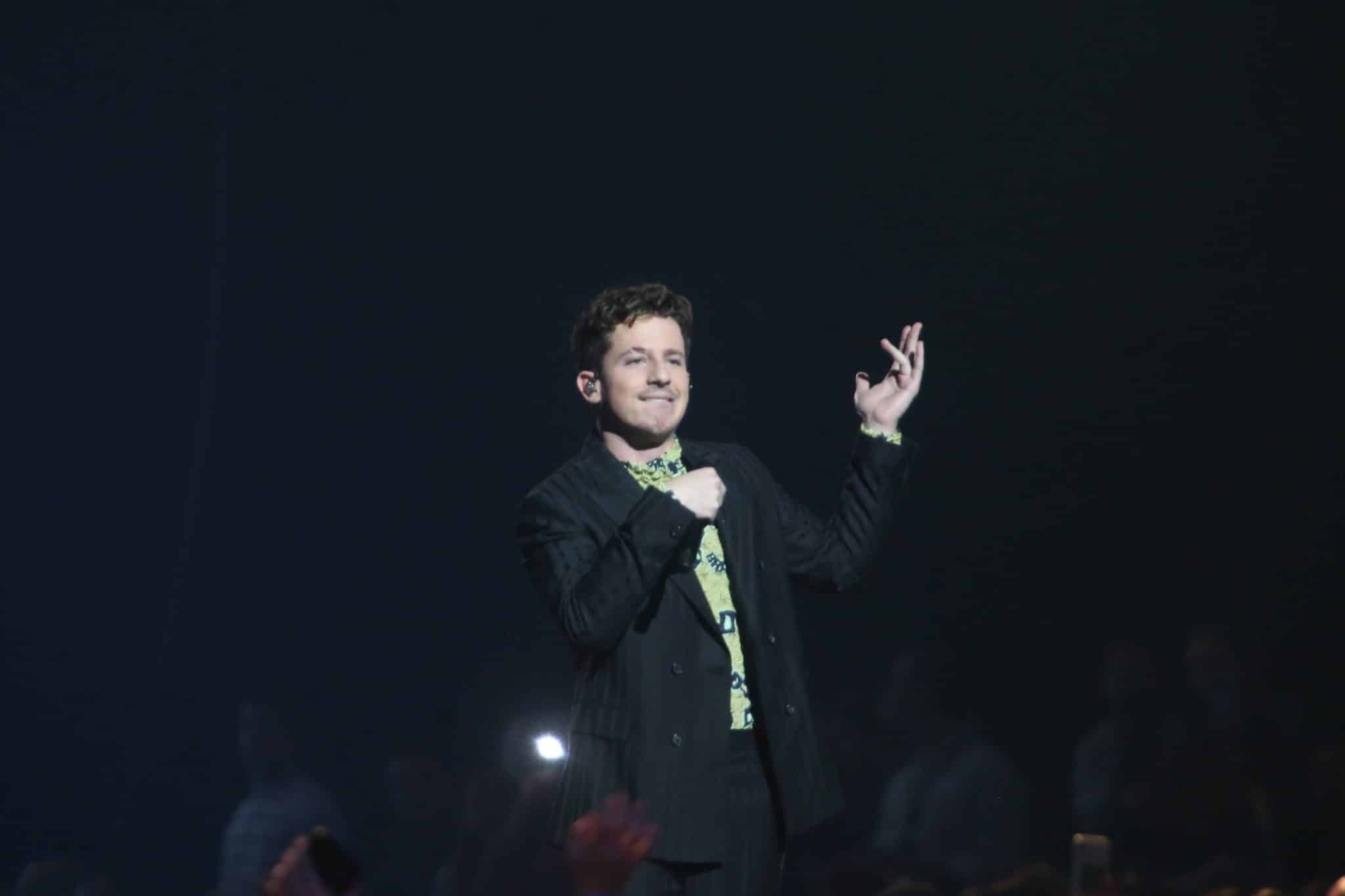 Charlie puth cancella sei concerti senza spiegazioni: cosa è successo? Charlie puth sul palco nel 2022