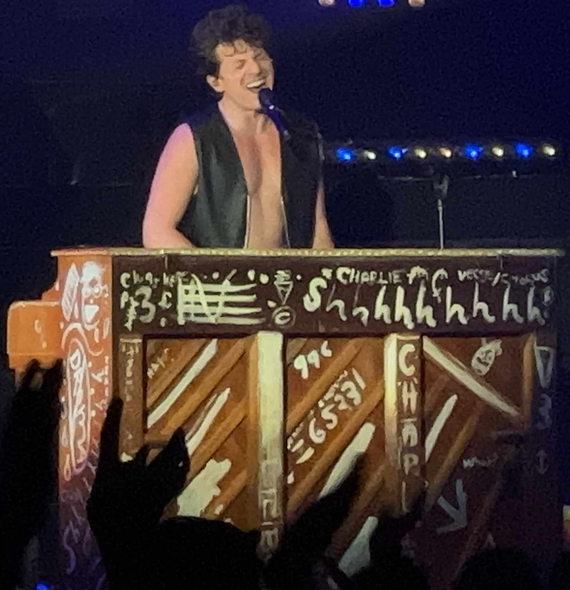 Charlie puth cancella sei concerti senza spiegazioni: cosa è successo? Charlie puth durante un concerto nel 2023