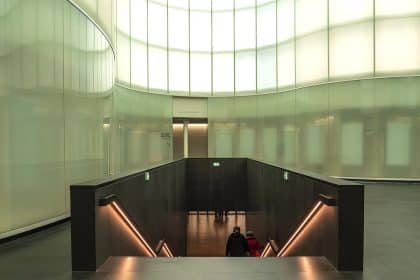 Agorà del mudec di milano, sede della mostra di charmaine poh nel 2026